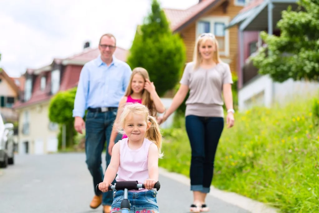 die neue Familie im Dorf. Willkommen?